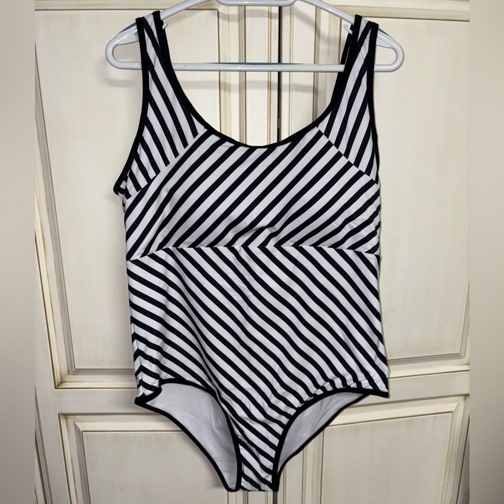 Flatter Me Size 3X Black/White Striped Tummy Control Strappy One Piece Swimsuit